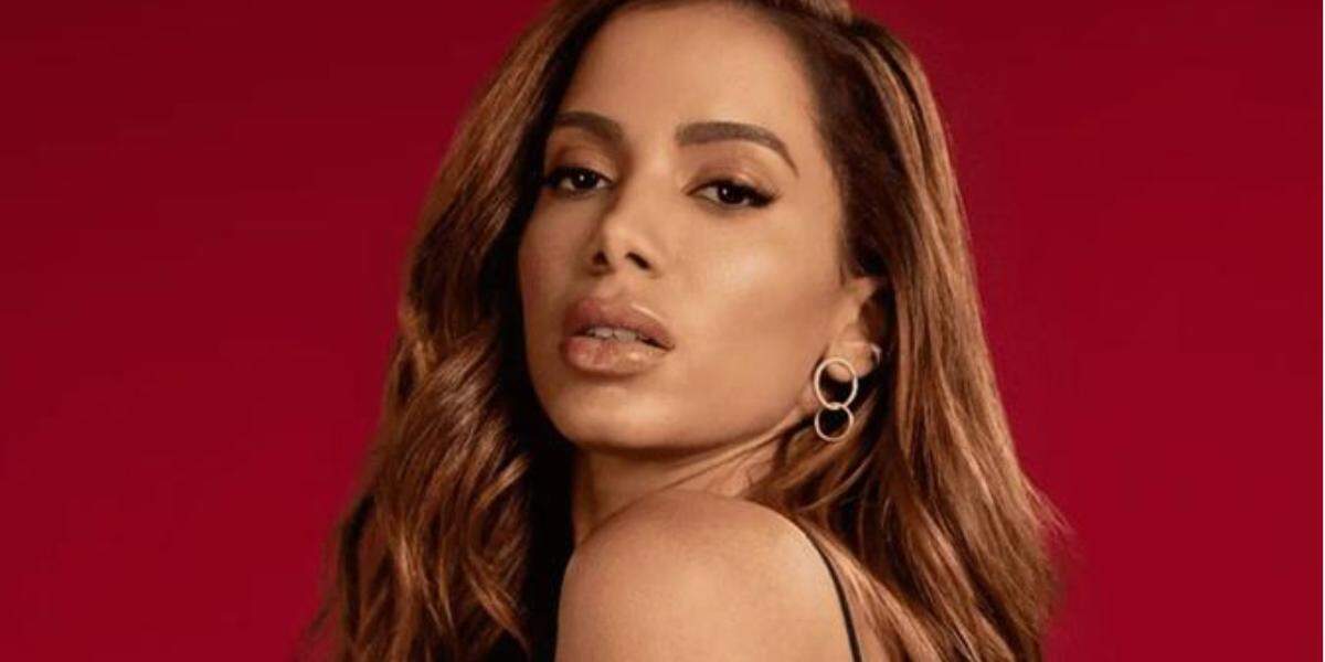 Anitta revelou que a empresária falava que era indispensável se enquadrar em um padrão para fazer sucesso