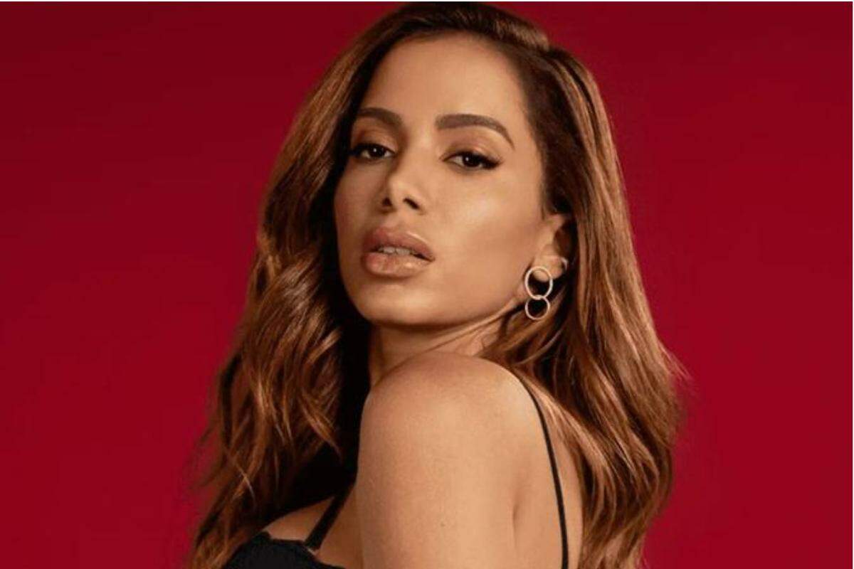 Anitta revelou que a empresária falava que era indispensável se enquadrar em um padrão para fazer sucesso
