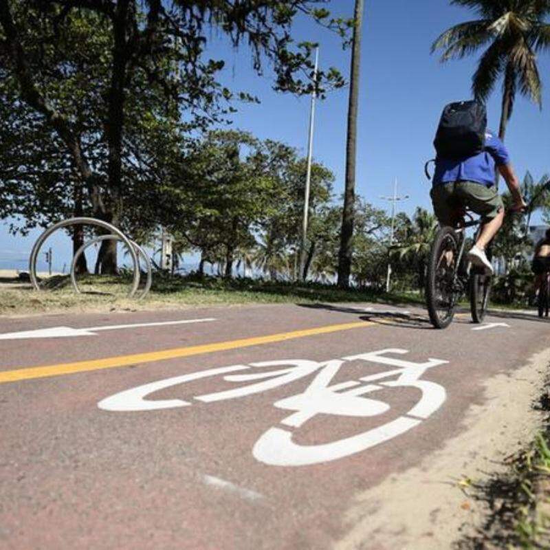 Duas crianças ficaram em risco ao atravessaram repentinamente a ciclovia