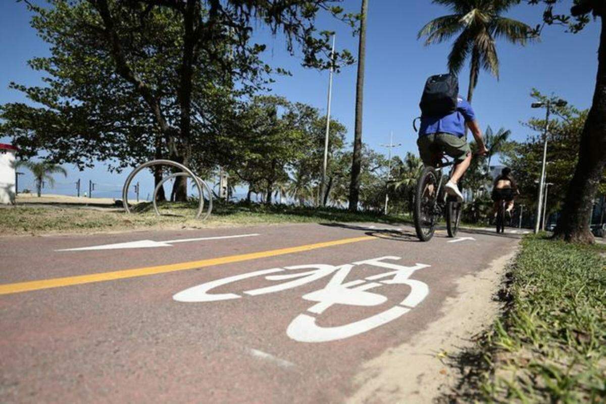Duas crianças ficaram em risco ao atravessaram repentinamente a ciclovia