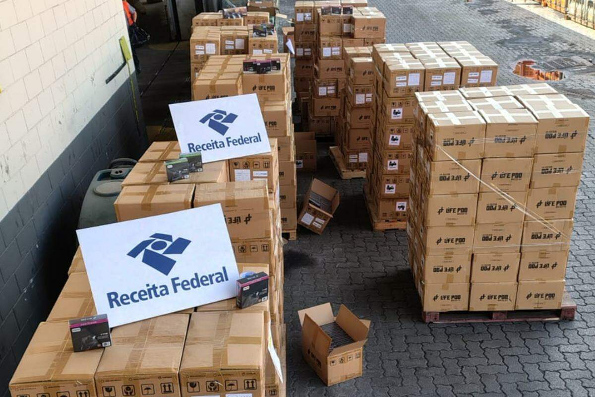 A operação teve como objetivo combater o contrabando de cigarros eletrônicos que são introduzidos de forma irregular no território nacional