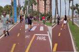 Em imagens enviadas por Ana Silva, é possível ver diversos pedestres usando a ciclovia da orla de Praia Grande como parte do percurso de corridas