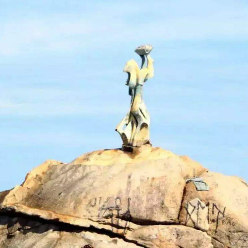 A escultura foi produzida pelo artista plástico Francisco Telles