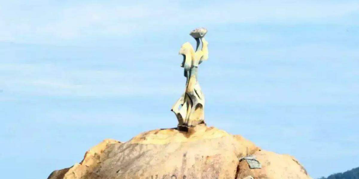 A escultura foi produzida pelo artista plástico Francisco Telles