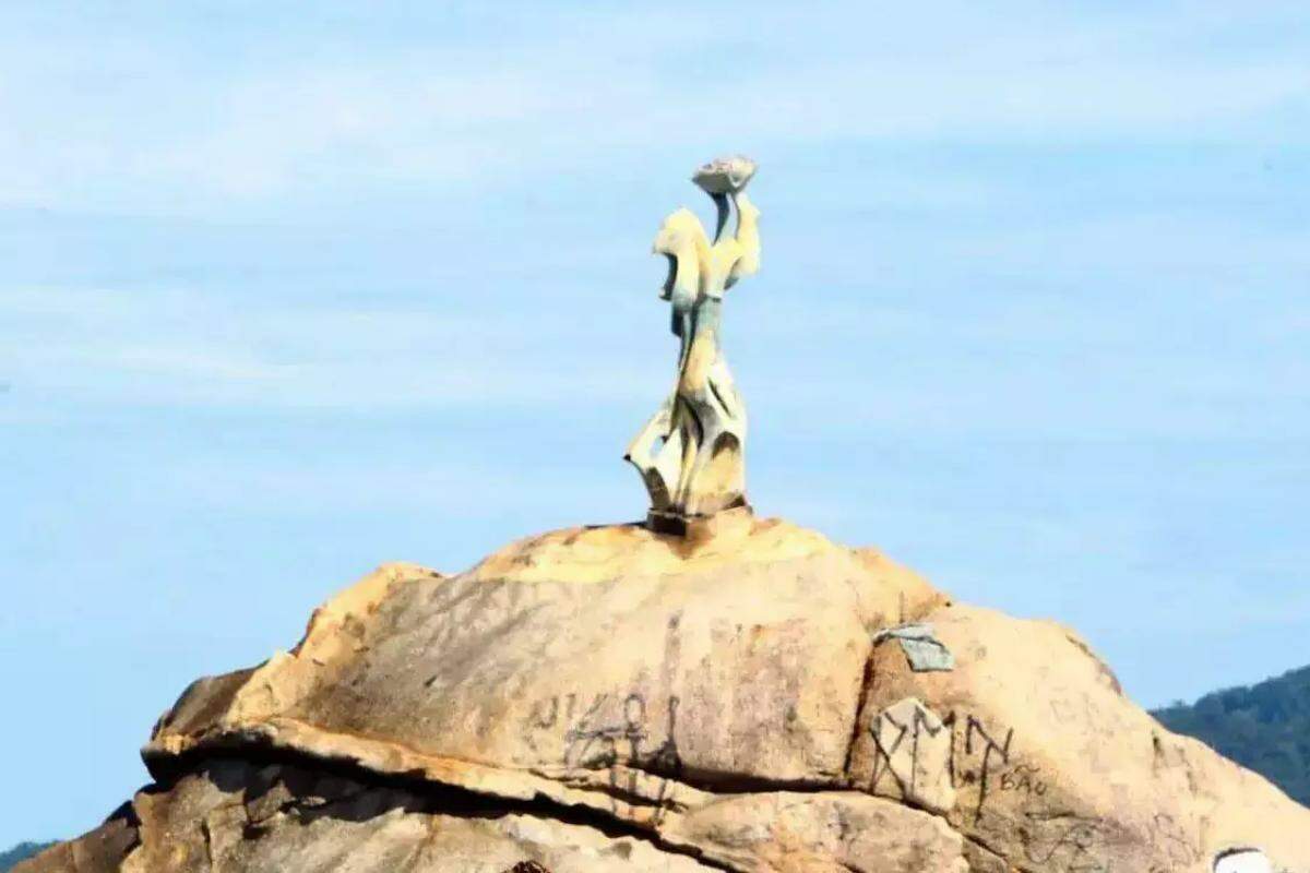 A escultura foi produzida pelo artista plástico Francisco Telles