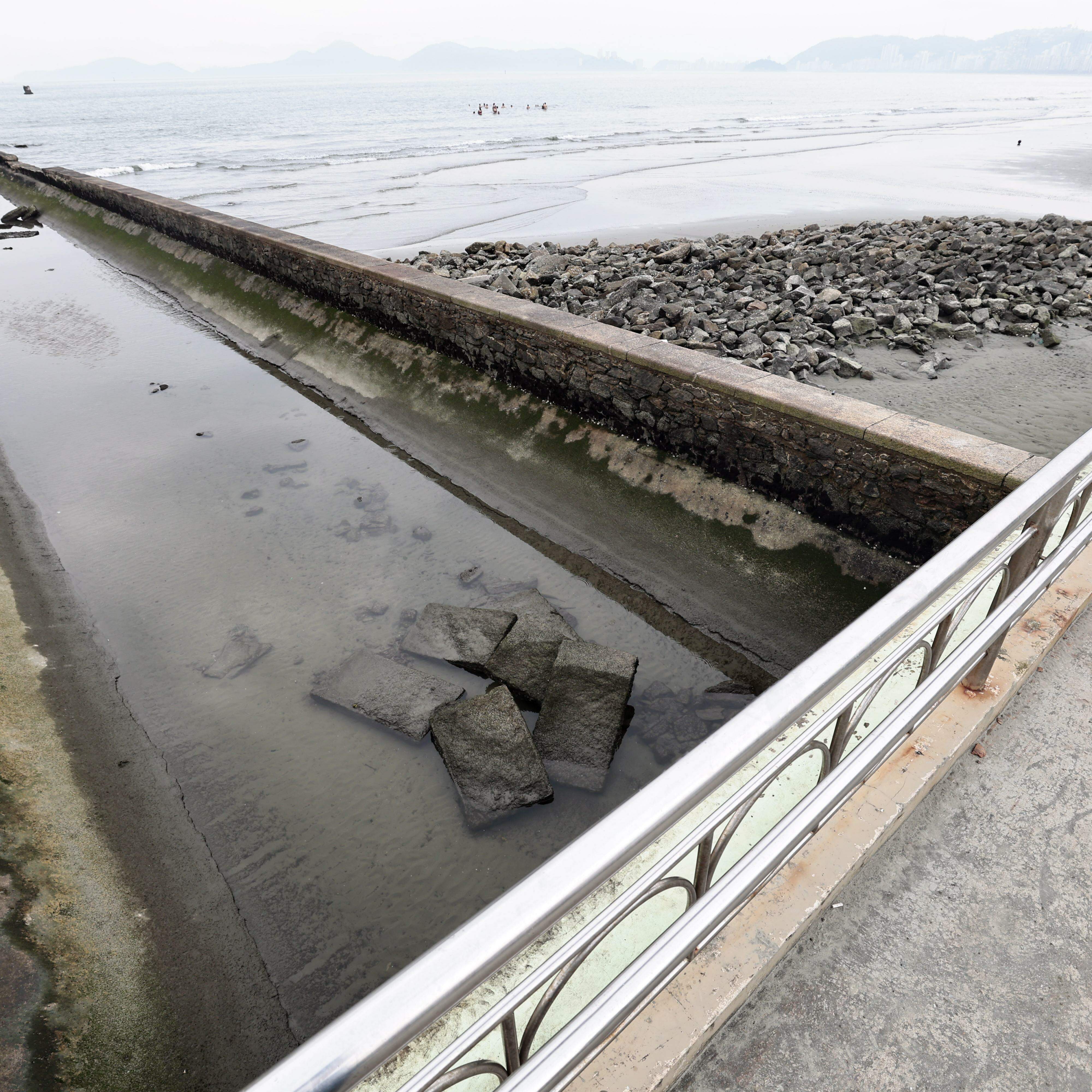 As pedras na faixa de areia, no pontilhão do Canal 6, serão utilizadas nas obras, quando retomadas