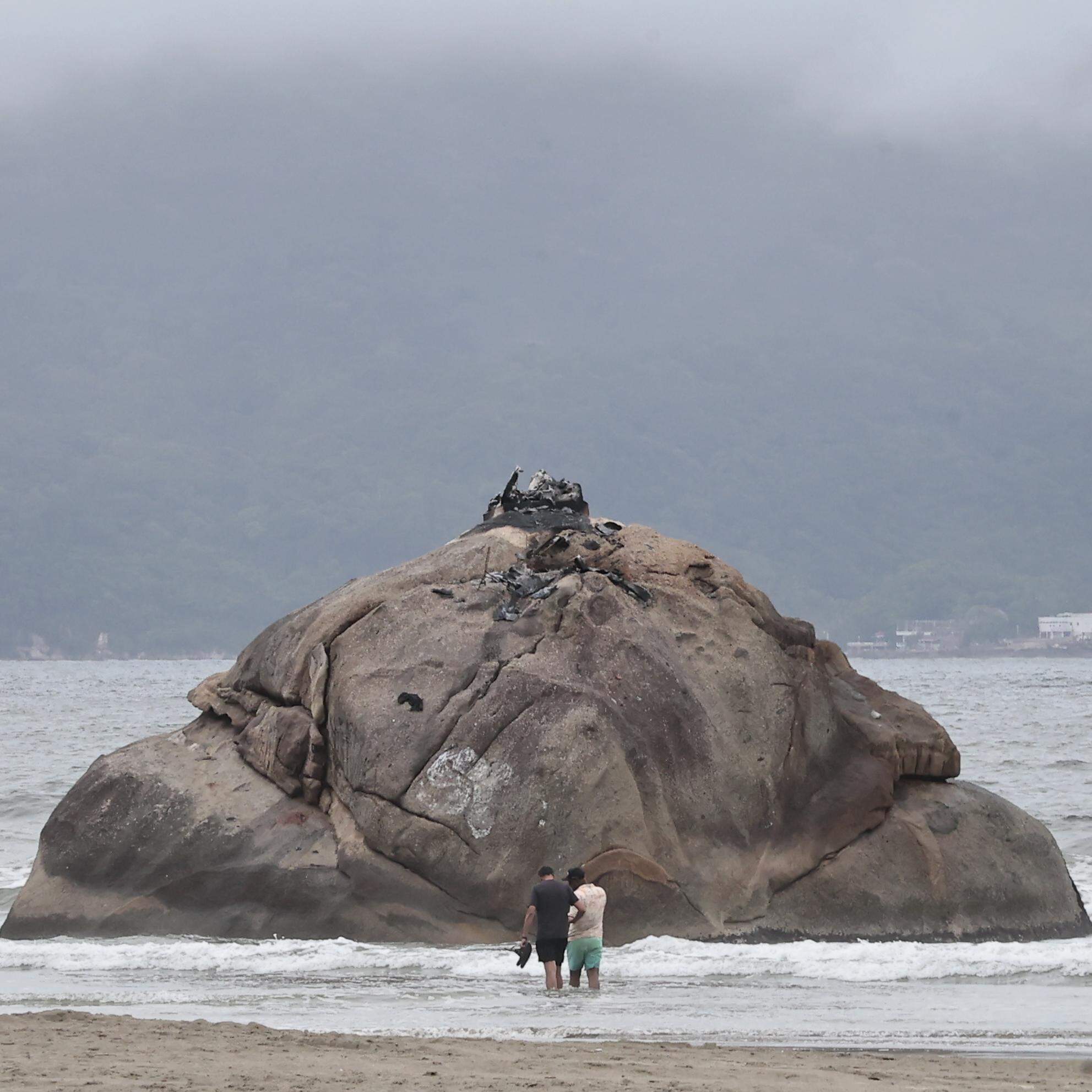 A estátua da feiticeira, que ficava sobre a pedra, ficou totalmente destruída pelo fogo