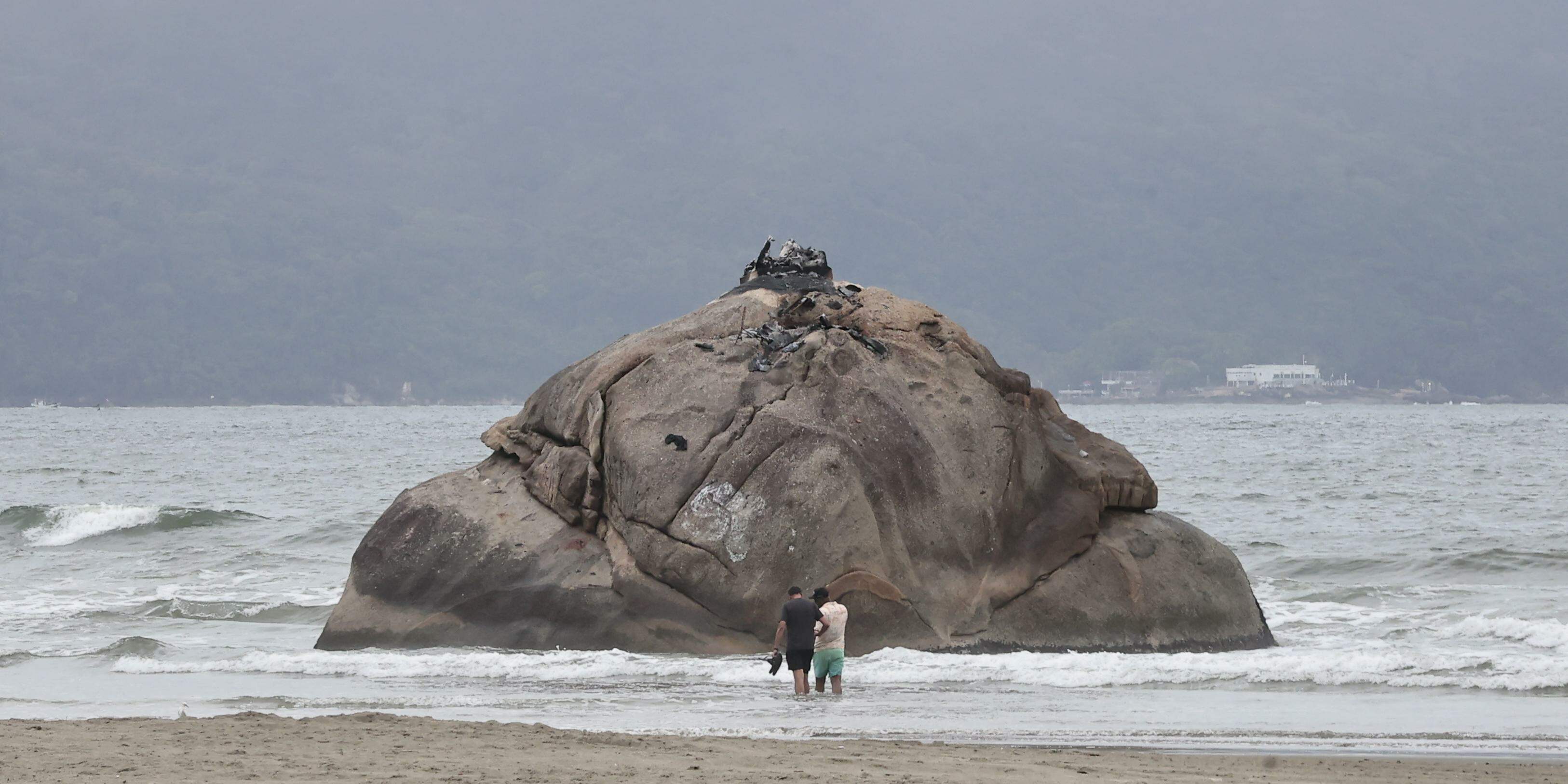 A estátua da feiticeira, que ficava sobre a pedra, ficou totalmente destruída pelo fogo