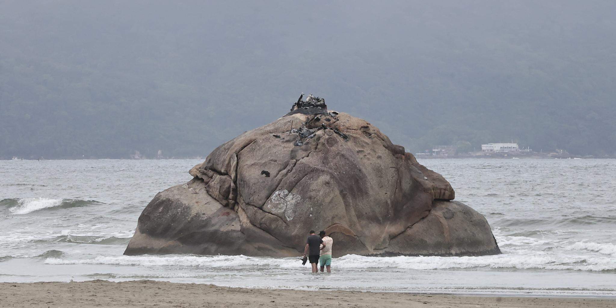 A estátua da feiticeira, que ficava sobre a pedra, ficou totalmente destruída pelo fogo