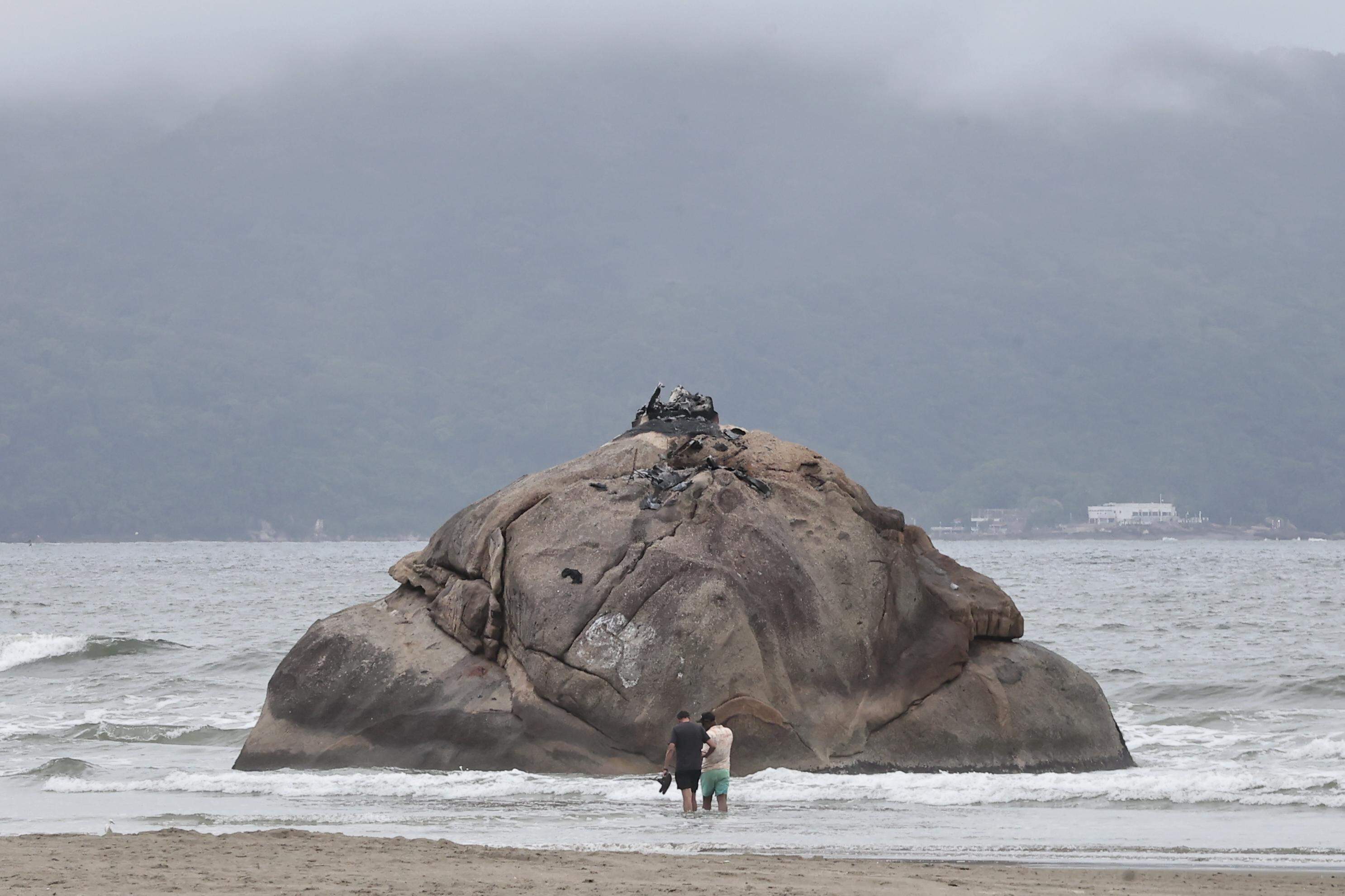A estátua da feiticeira, que ficava sobre a pedra, ficou totalmente destruída pelo fogo
