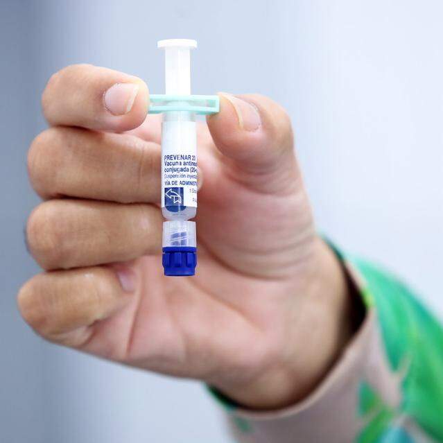 O imunizante Pneumo 20 protege contra infecções causadas pela bactéria pneumococo, como pneumonia e otite