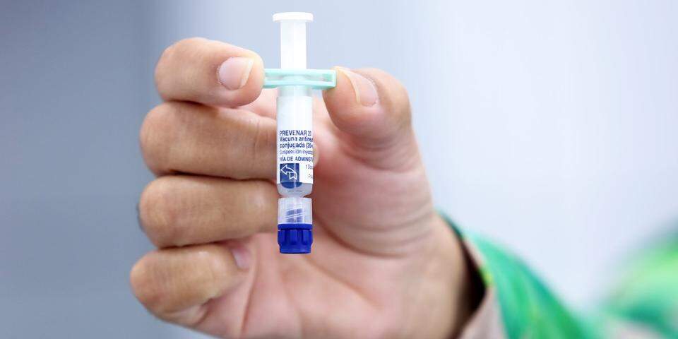 O imunizante Pneumo 20 protege contra infecções causadas pela bactéria pneumococo, como pneumonia e otite