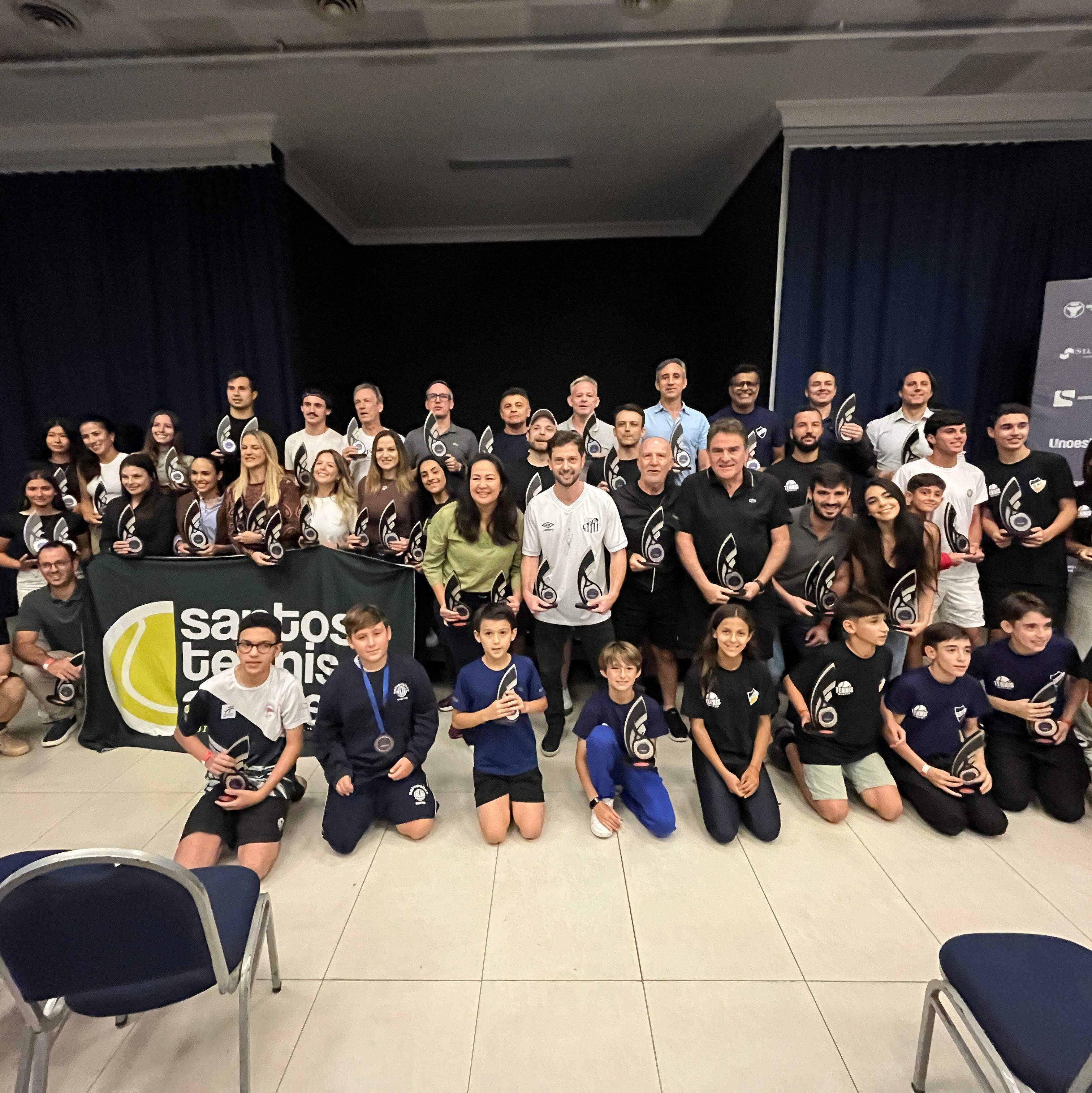 Atletas vencedores do Torneio A Tribuna de Tênis comemoraram suas conquistas em evento na noite desta quinta-feira (1)