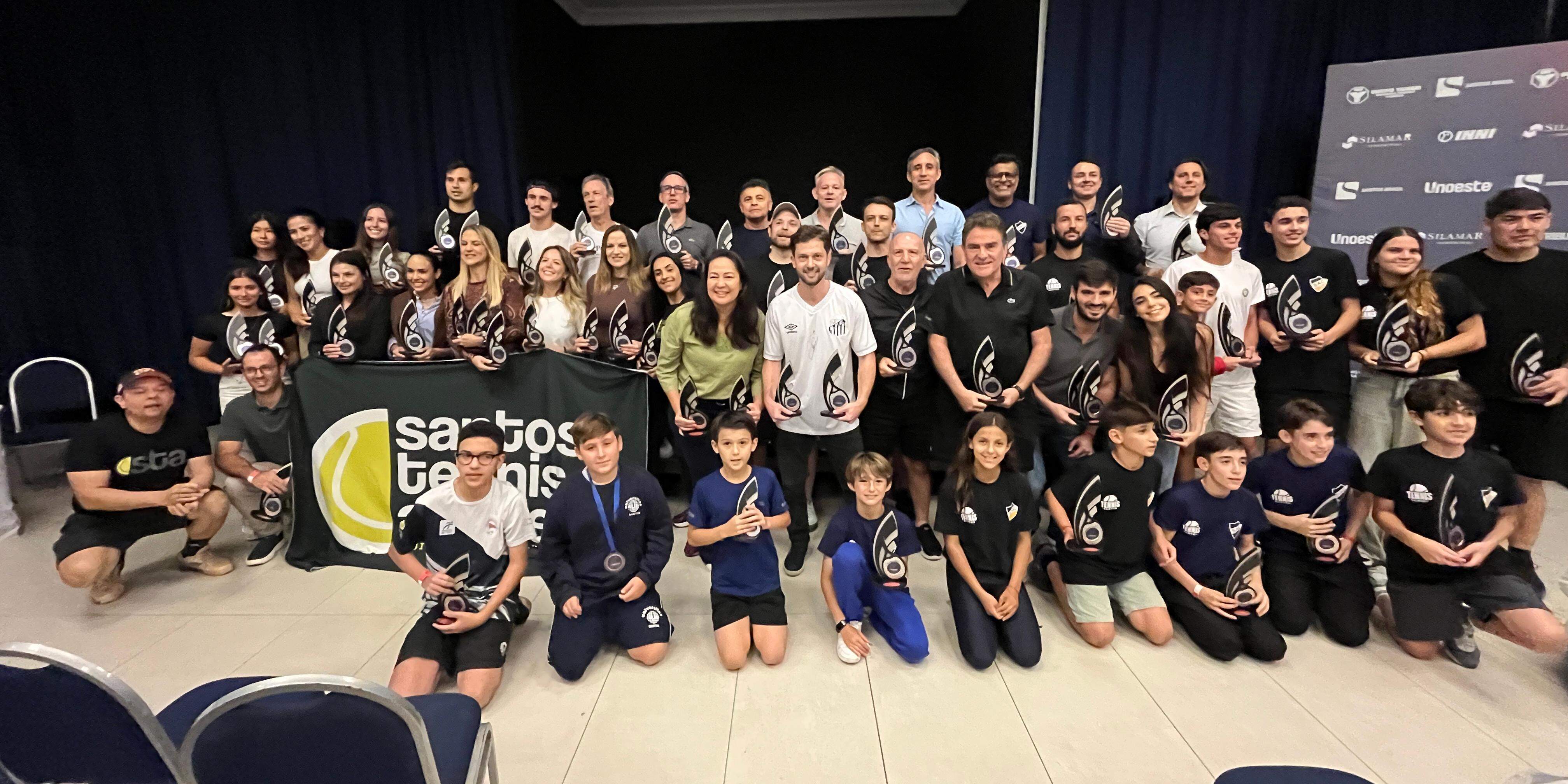 Atletas vencedores do Torneio A Tribuna de Tênis comemoraram suas conquistas em evento na noite desta quinta-feira (1)