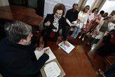 O autor, o jornalista Sergio Williams, autografa a obra, que conta em paralelo as histórias do Casarão Branco e da Fundação Benedicto Calixto