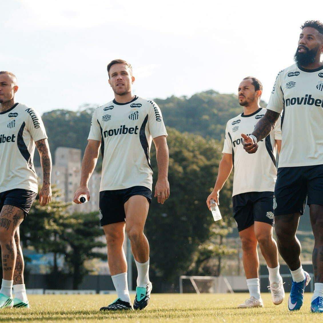 Everton Cebolinha, Arthur, Lima e Rodinei (os três em primeiro plano) serão titulares no clássico do MorumBis