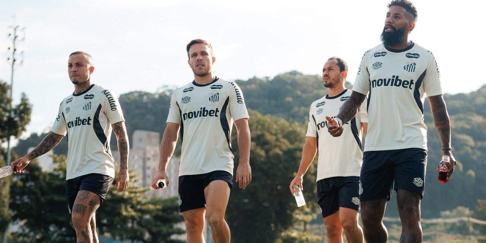 Everton Cebolinha, Arthur, Lima e Rodinei (os três em primeiro plano) serão titulares no clássico do MorumBis