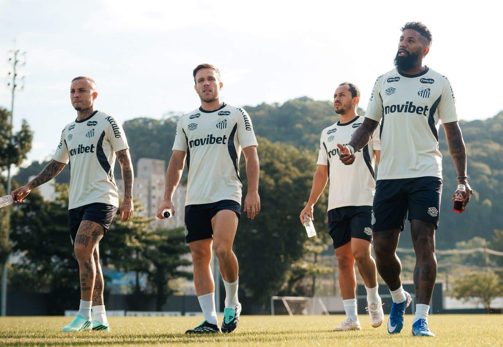 Everton Cebolinha, Arthur, Lima e Rodinei (os três em primeiro plano) serão titulares no clássico do MorumBis