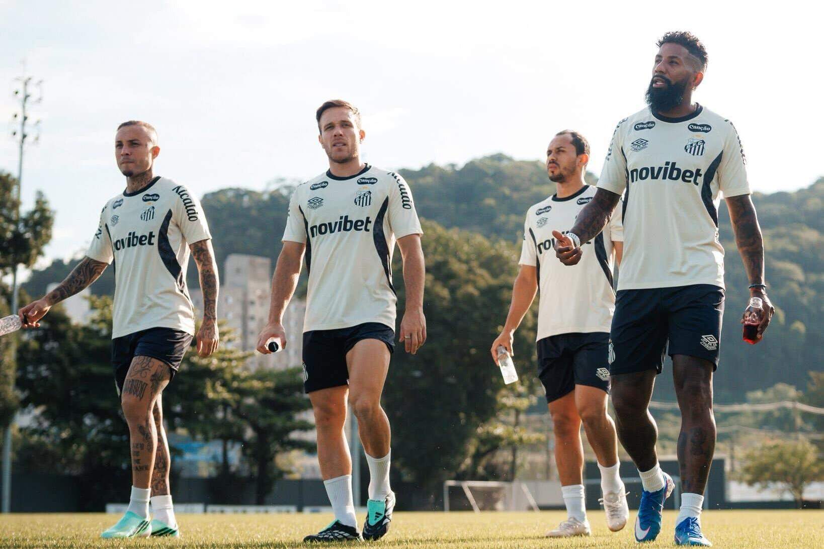 Everton Cebolinha, Arthur, Lima e Rodinei (os três em primeiro plano) serão titulares no clássico do MorumBis