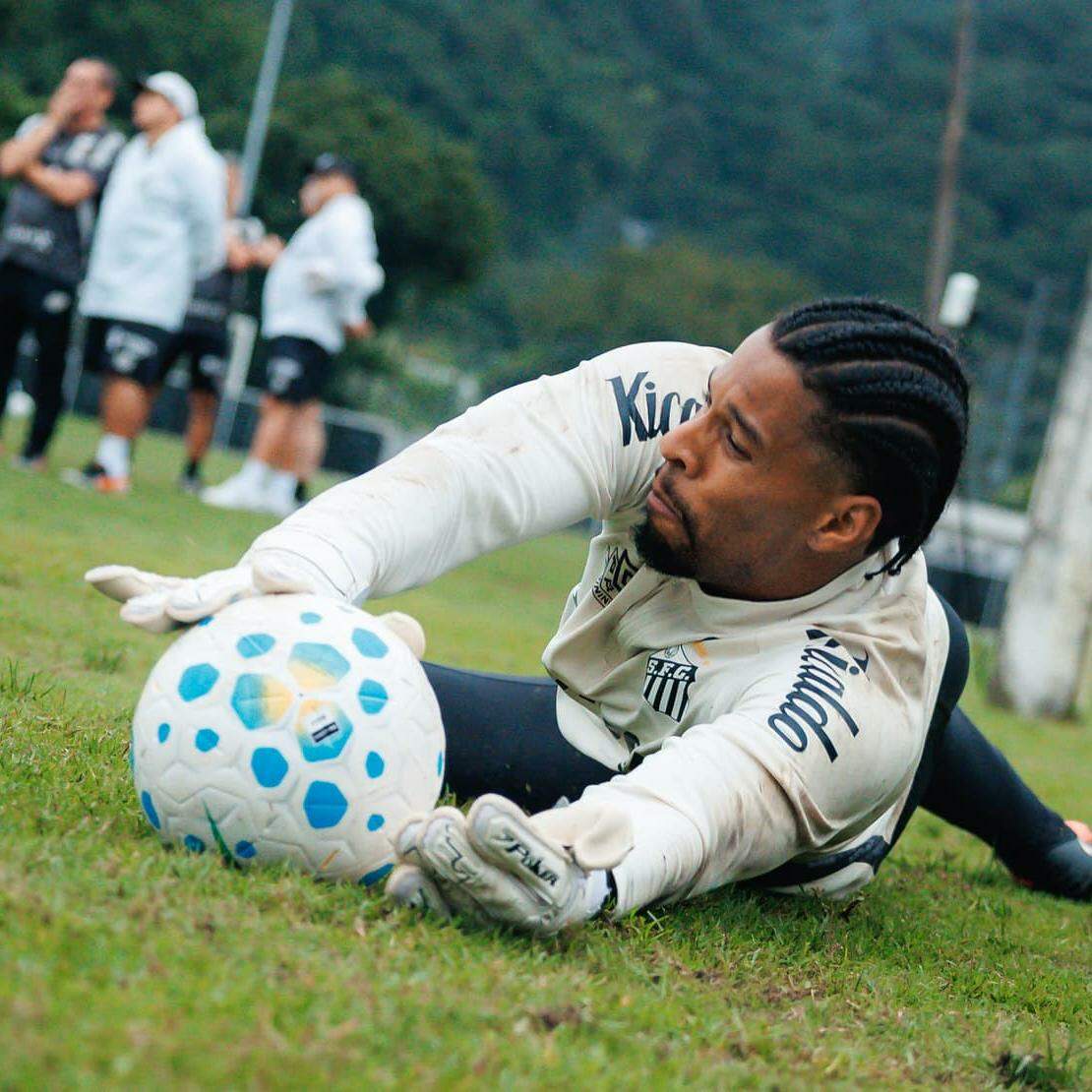 Diógenes trabalha no CT Rei Pelé para continuar substituindo Gabriel Brazão, que passou por cirurgia no ombro