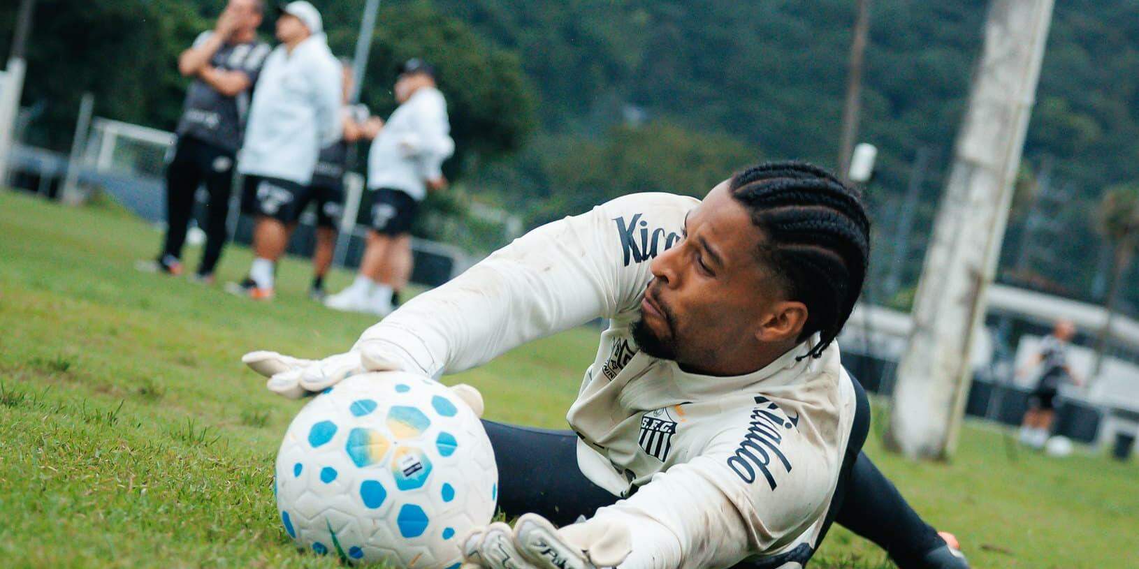 Diógenes trabalha no CT Rei Pelé para continuar substituindo Gabriel Brazão, que passou por cirurgia no ombro