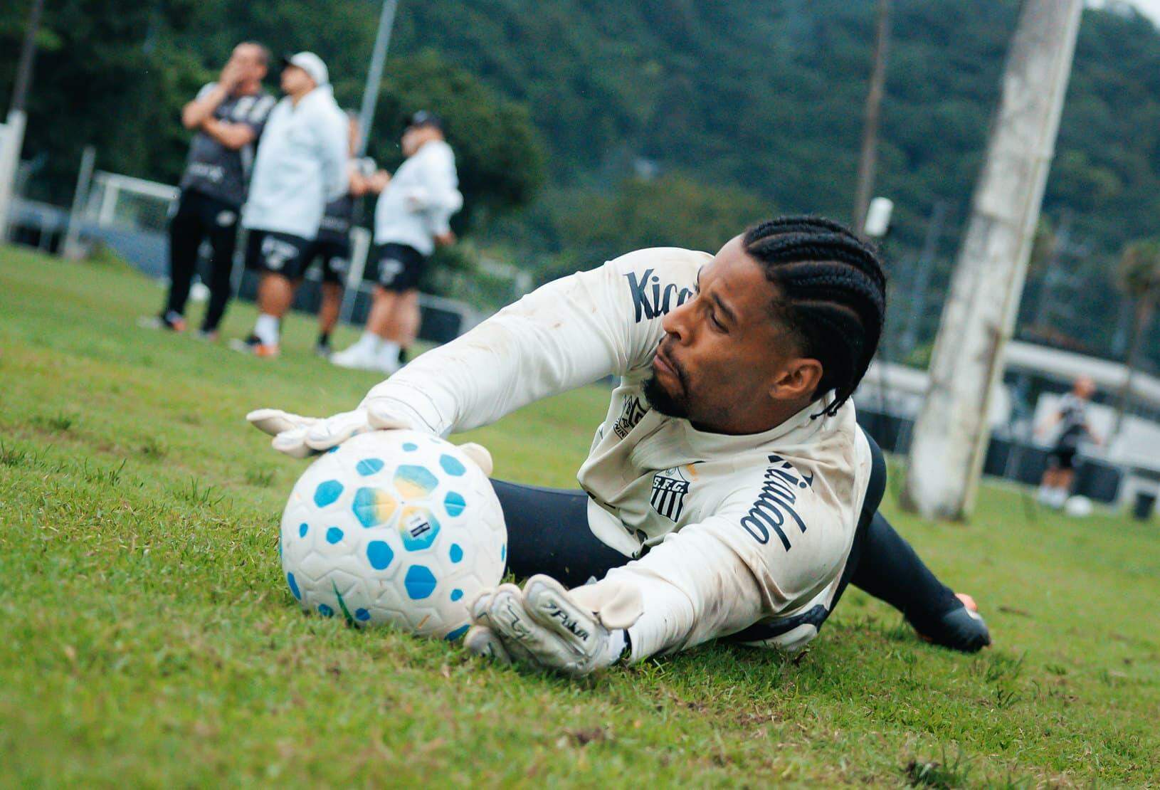 Diógenes trabalha no CT Rei Pelé para continuar substituindo Gabriel Brazão, que passou por cirurgia no ombro