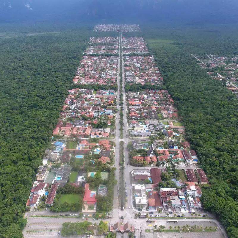 O loteamento do Morada da Praia se estende por 6,3 km entre a Rodovia Rio-Santos e o mar, contando com 40 quilômetros de vias pavimentadas e aproximadamente 3.500 lotes, em Bertioga