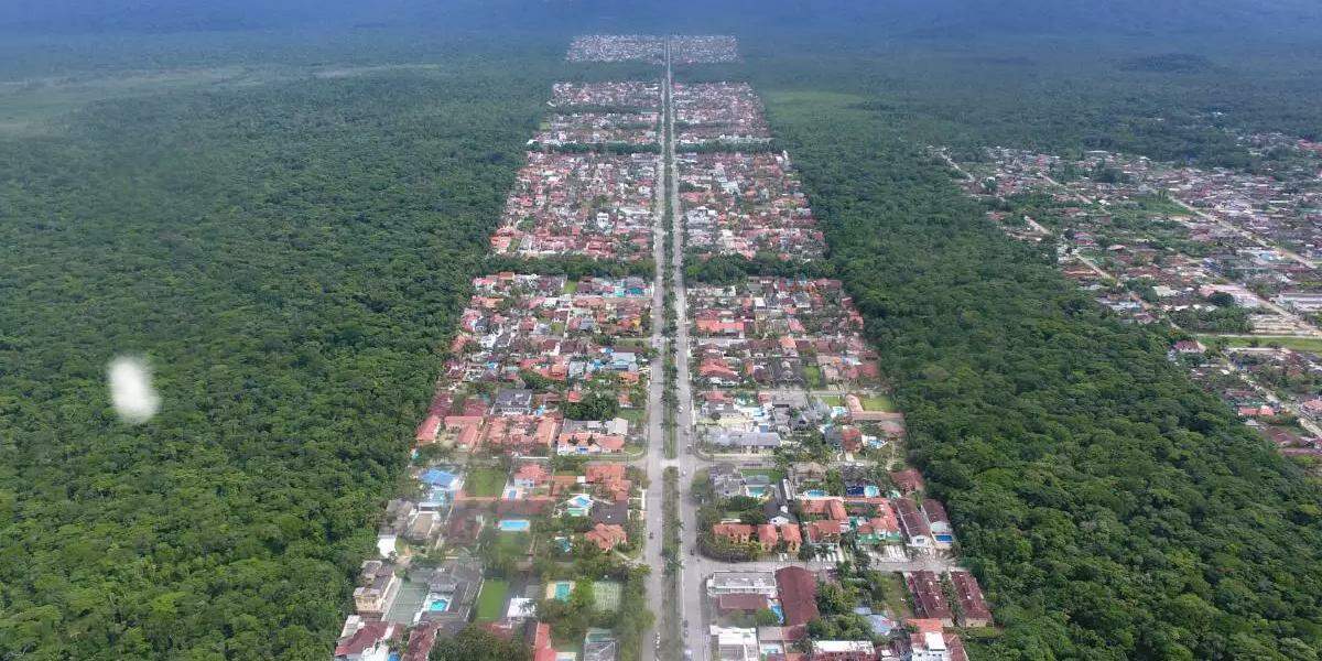 O loteamento do Morada da Praia se estende por 6,3 km entre a Rodovia Rio-Santos e o mar, contando com 40 quilômetros de vias pavimentadas e aproximadamente 3.500 lotes, em Bertioga