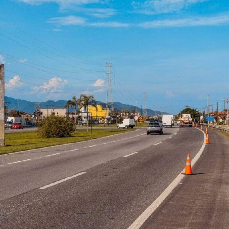 Neste primeiro momento, a medida não afeta a circulação pelas faixas da Rodovia Padre Manoel da Nóbrega, pois o bloqueio será restrito ao retorno
