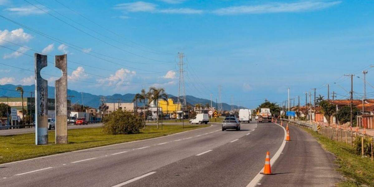 Neste primeiro momento, a medida não afeta a circulação pelas faixas da Rodovia Padre Manoel da Nóbrega, pois o bloqueio será restrito ao retorno