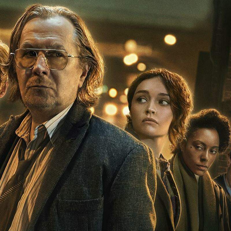 Jack Lowden (à esquerda) e Gary Oldman fazem agentes descartados em Slow Horses