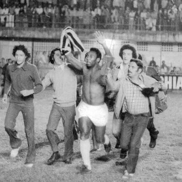 No último jogo oficial pelo Santos, Pelé deu a volta olímpica na Vila, saudado pelos torcedores e acompanhado por repórteres
