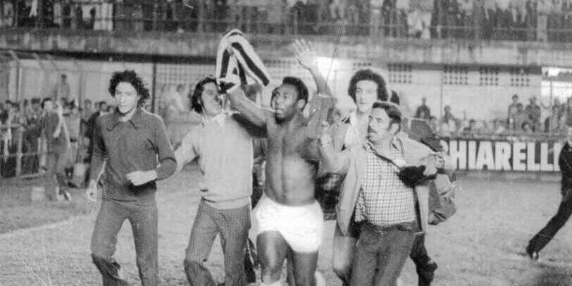 No último jogo oficial pelo Santos, Pelé deu a volta olímpica na Vila, saudado pelos torcedores e acompanhado por repórteres