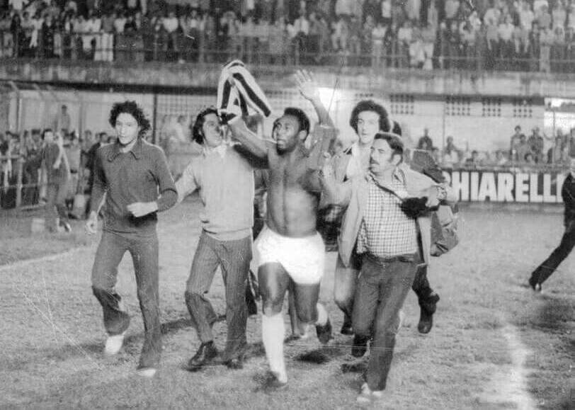 No último jogo oficial pelo Santos, Pelé deu a volta olímpica na Vila, saudado pelos torcedores e acompanhado por repórteres
