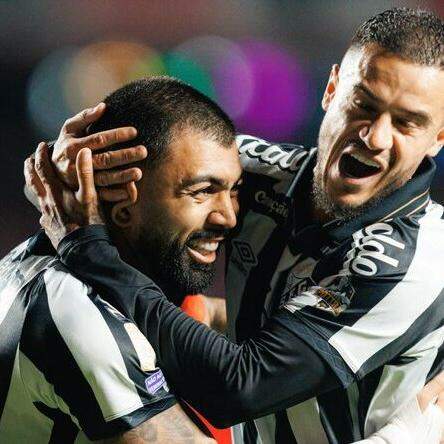 Gabigol comemora o segundo gol do Santos com Philippe Coutinho, que estreou no Peixe no MorumBis