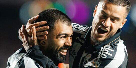 Gabigol comemora o segundo gol do Santos com Philippe Coutinho, que estreou no Peixe no MorumBis