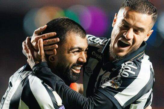 Gabigol comemora o segundo gol do Santos com Philippe Coutinho, que estreou no Peixe no MorumBis