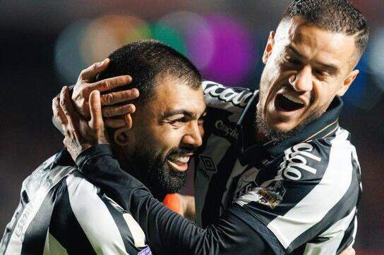 Gabigol comemora o segundo gol do Santos com Philippe Coutinho, que estreou no Peixe no MorumBis