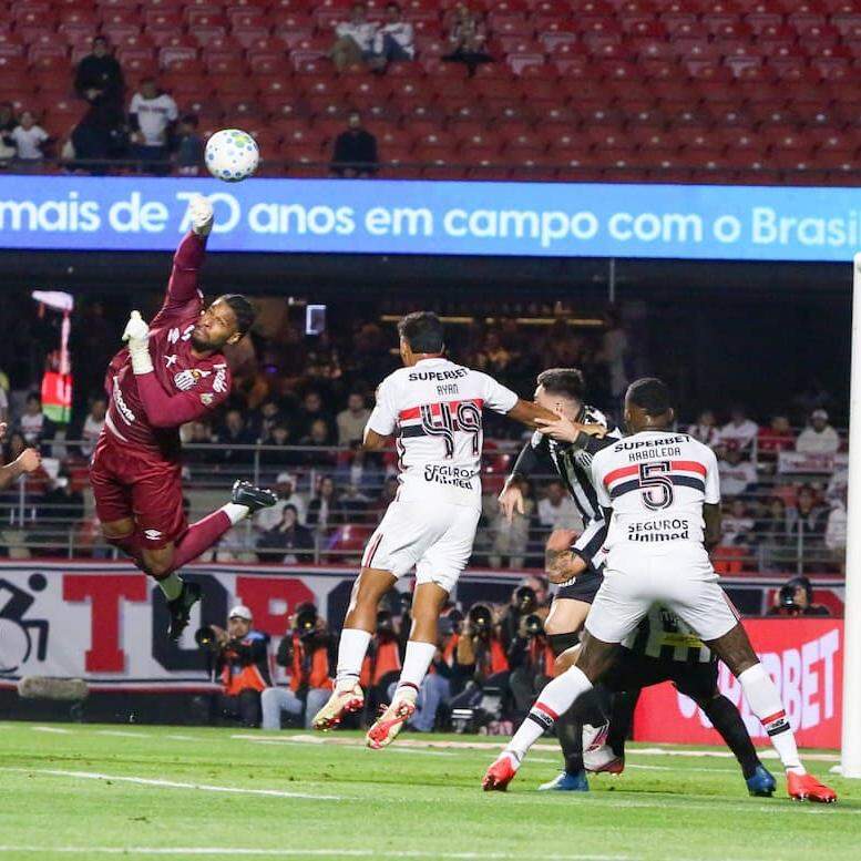 Diógenes teve atuação de gala na vitória de virada sobre o São Paulo, no MorumBis
