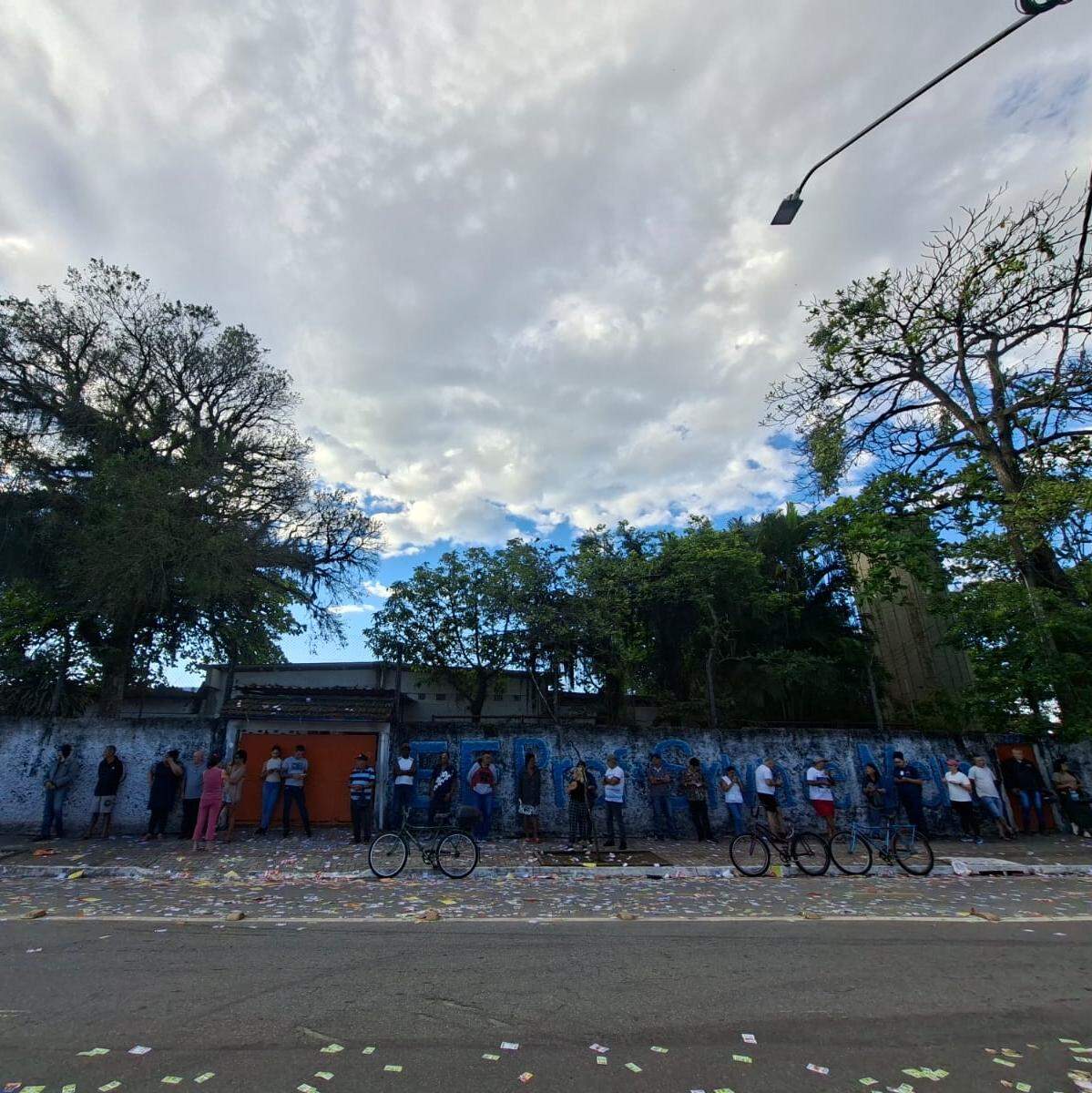 O movimento começou cedo neste domingo, com eleitores fazendo fila para votar