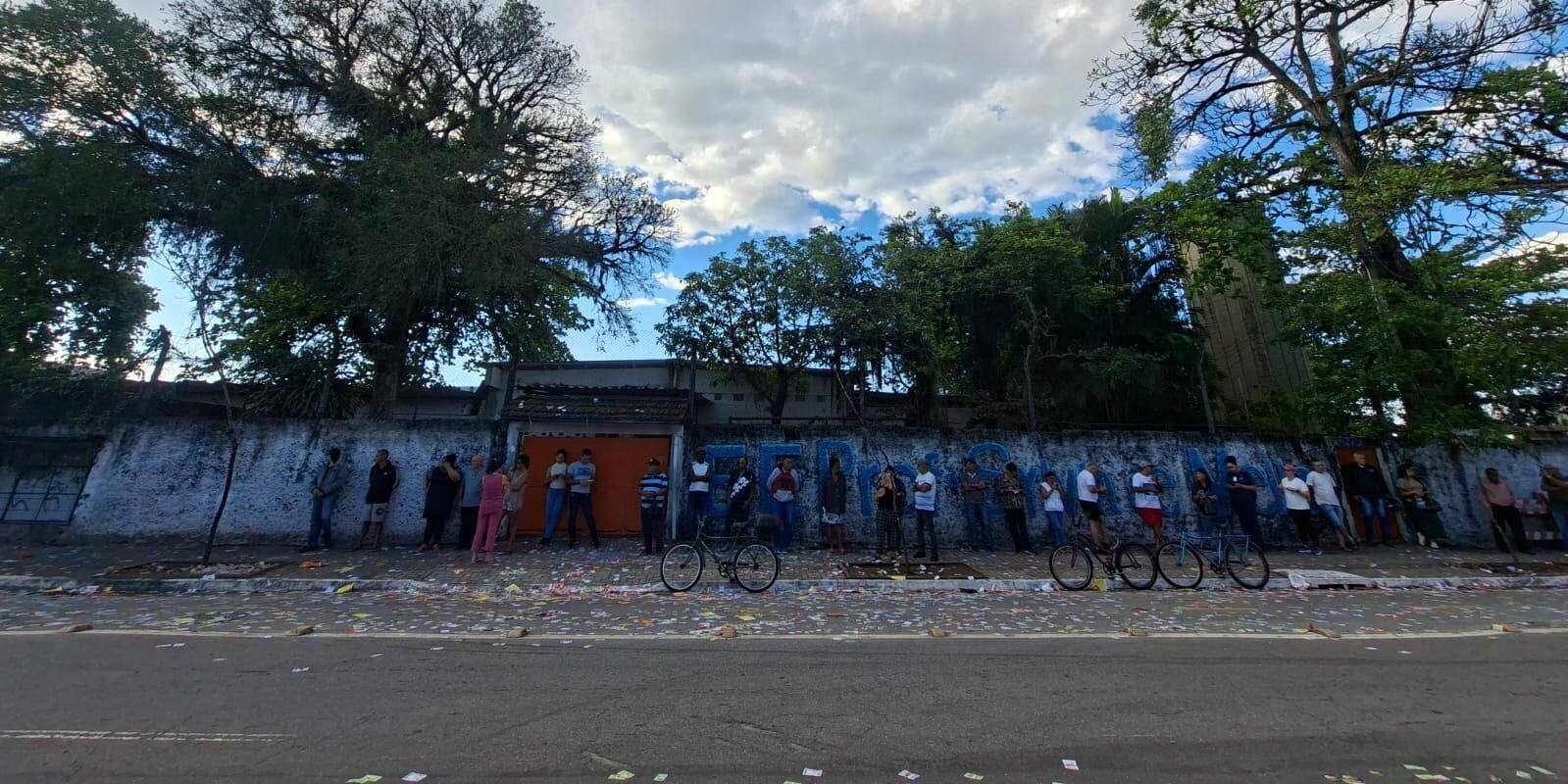 O movimento começou cedo neste domingo, com eleitores fazendo fila para votar