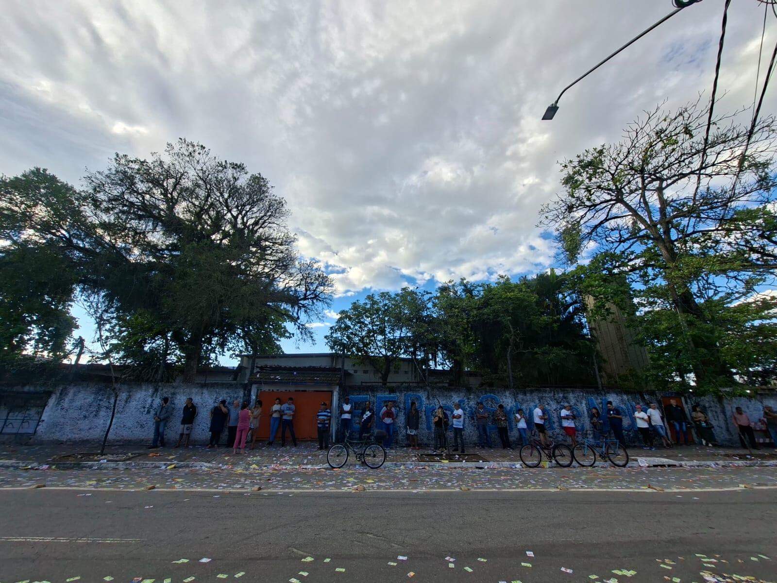 O movimento começou cedo neste domingo, com eleitores fazendo fila para votar