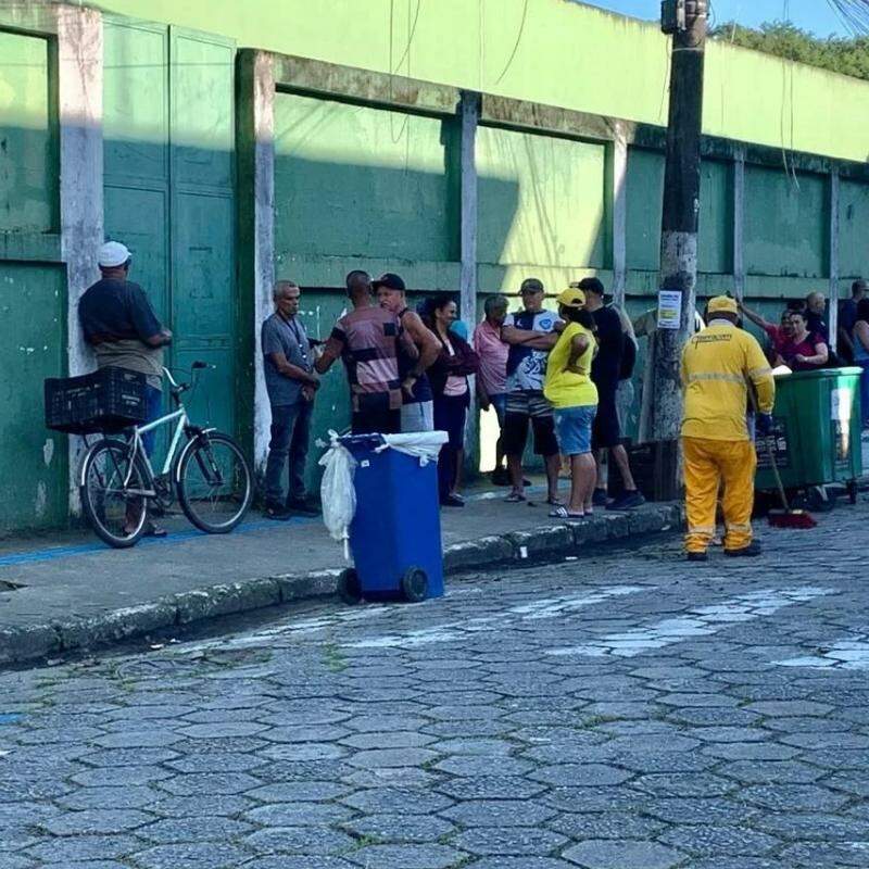UME Bernardo José Maria de Lorena já estava com filas antes da abertura dos portões