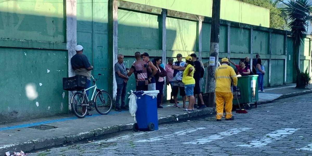 UME Bernardo José Maria de Lorena já estava com filas antes da abertura dos portões