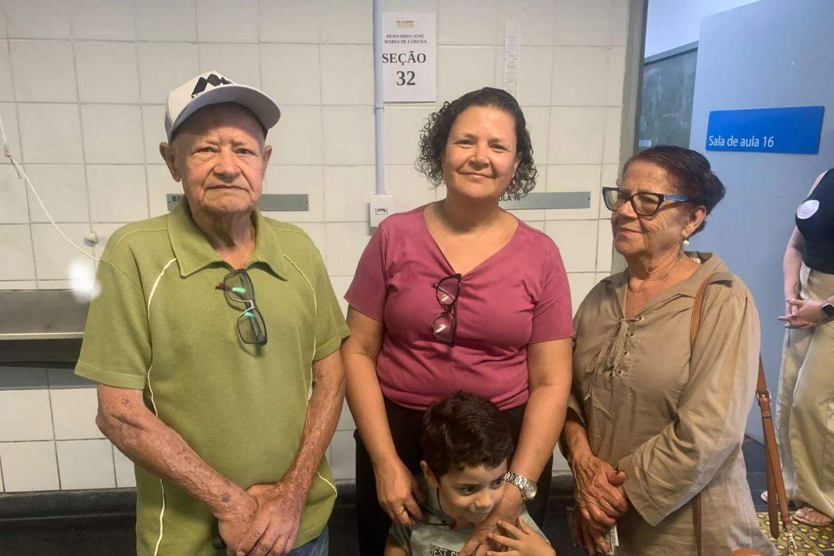 Família votou na UME Bernardo José Maria de Lorena