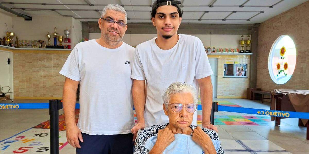 Três gerações da família Carvalho se unem para votar em Praia Grande