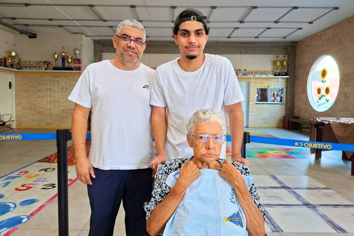 Três gerações da família Carvalho se unem para votar em Praia Grande