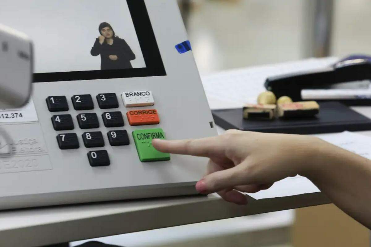 Eleitores em viagem no exterior têm até 30 dias após o retorno ao Brasil para apresentar a justificativa