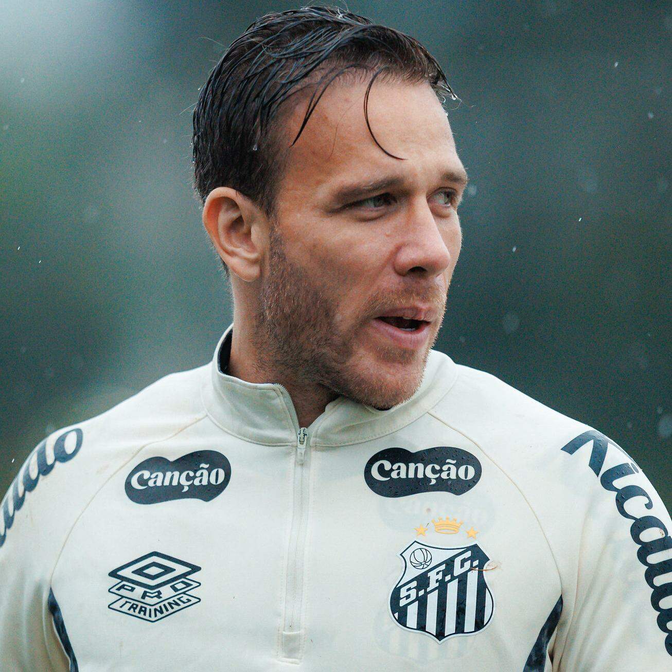 Arthur só deve voltar a ficar à disposição do técnico Cuca após a Data Fifa de novembro