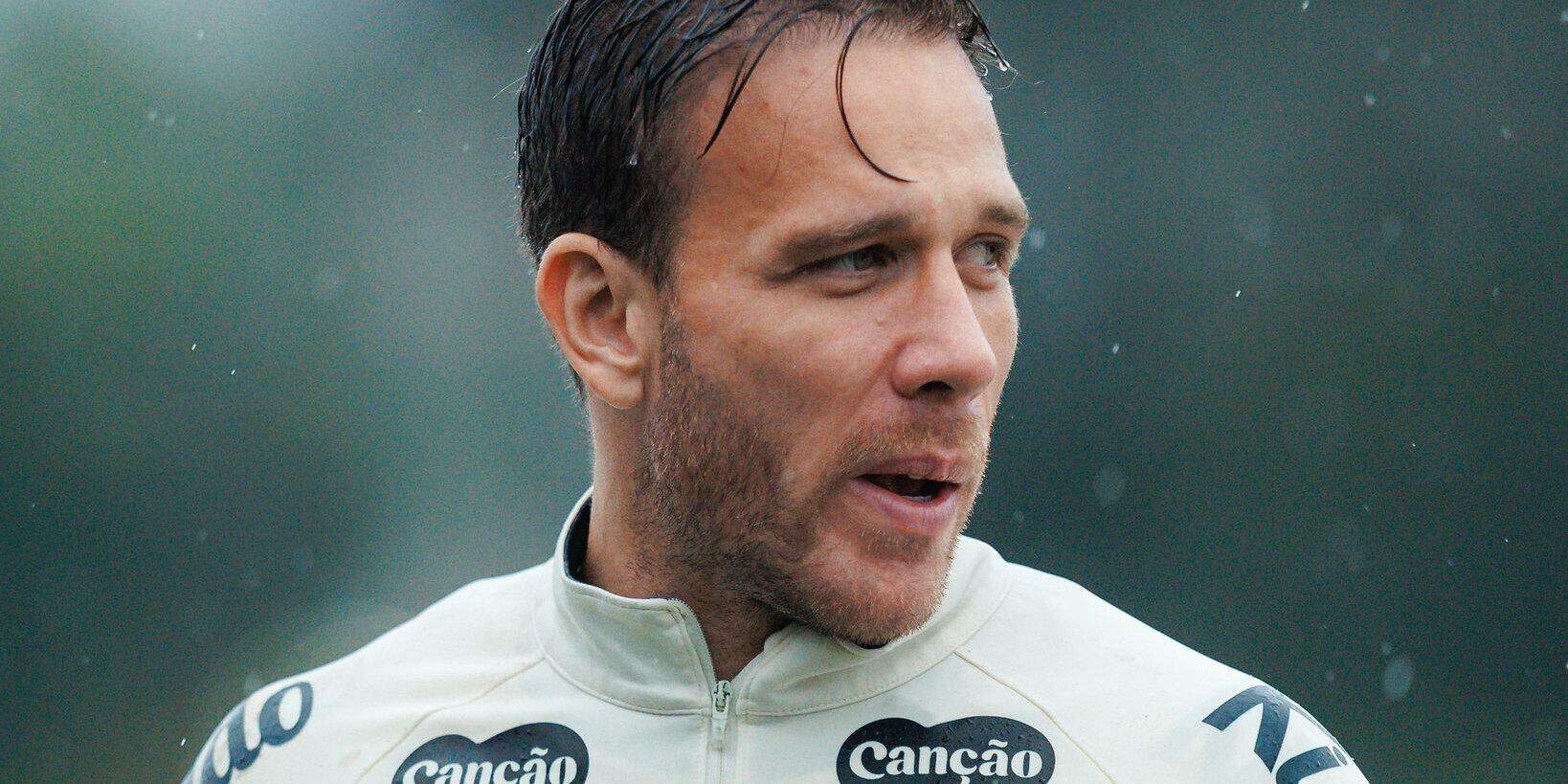 Arthur só deve voltar a ficar à disposição do técnico Cuca após a Data Fifa de novembro